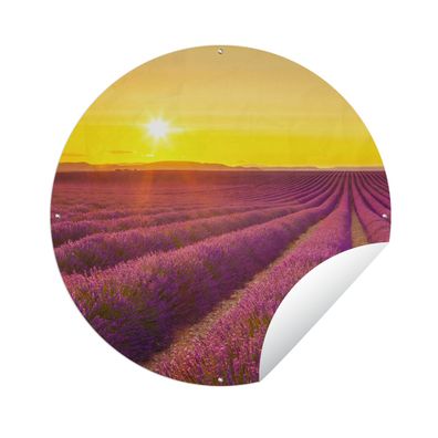 Gartenposter Rund - Die Sonne beleuchtet den Himmel gelb über einem lavendelfarbenen