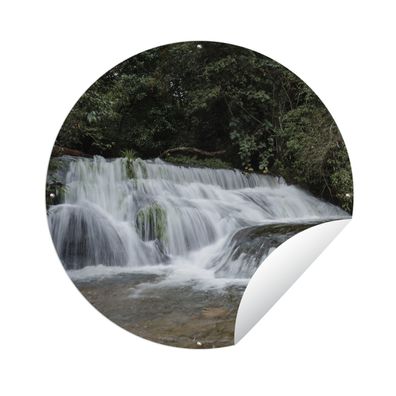 Gartenposter Rund - Ein Wasserfall stürzt im Phu Hin Rong Kla-Nationalpark die Felsen