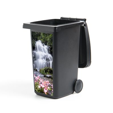 Mülltonnenaufkleber - Rosa Löwenmäulchenblüten wachsen vor einem Wasserfall im Phu Hi