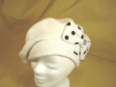 ausgefallene Damenmütze Baskenmütze Wollstrick mit großer Schleife weiß schwarz