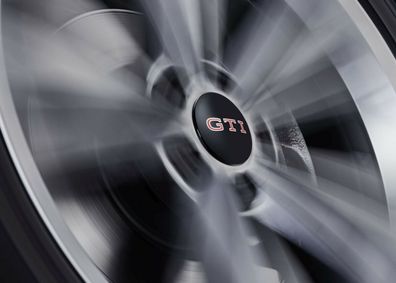 VW Nabenkappen dynamisch, mit stehendem "GTI" Logo im Fahrbetrieb 000071213E
