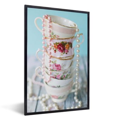 Poster - 60x90 cm - Gestapelte Teetassen mit Perlenketten