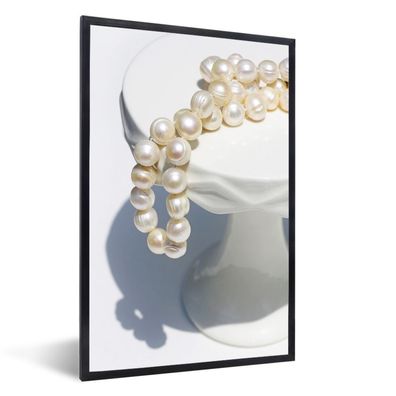 Poster - 80x120 cm - Perlenkette auf weißem Sockel