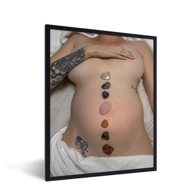 Poster - 30x40 cm - Schwangere Frau mit Steinen der sieben Chakren auf dem Bauch
