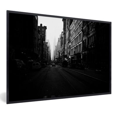 Poster - 60x40 cm - Auto fährt durch eine ruhige Straße in New York in schwarz
