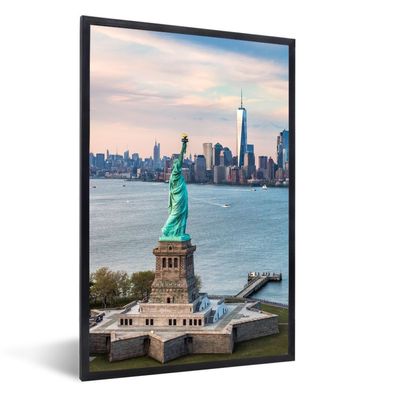 Poster - 80x120 cm - Freiheitsstatue mit der Skyline von New York