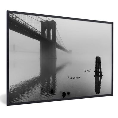 Poster - 120x80 cm - Nebel bedeckt die Brooklyn Bridge in New York in schwarz