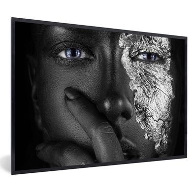 Poster - 60x40 cm - Dunkle Frau mit blauen Augen und silbernen Akzenten