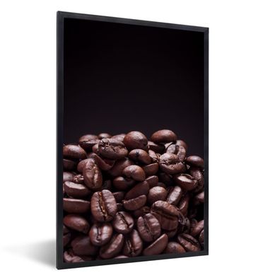 Poster - 40x60 cm - Stapel von dunkelbraunen Kaffeebohnen vor schwarzem