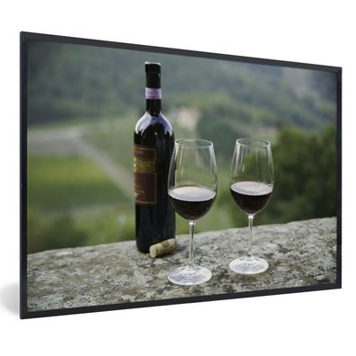 Poster - 60x40 cm - Flasche Rotwein mit Weinbergen von Sangiovese-Trauben im