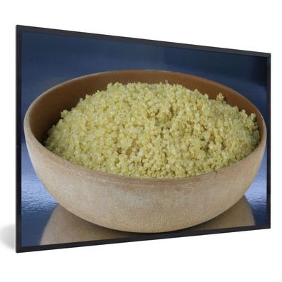 Poster - 60x40 cm - Eine Nahaufnahme des Superfoods Quinoa in einer Holzschale