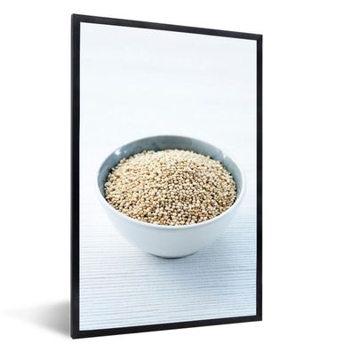 Poster - 40x60 cm - Eine Porzellanschale voller Quinoa-Körner auf einem weißen