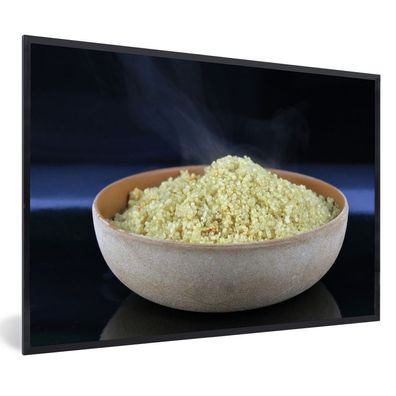 Poster - 60x40 cm - Ein Quinoa-Gericht in einer rustikalen Holzschale