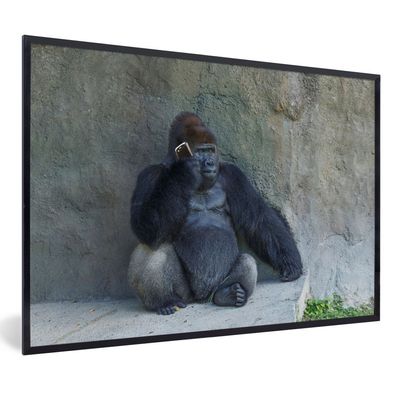 Poster - 60x40 cm - Ein riesiger Gorilla lehnt an einer Steinmauer