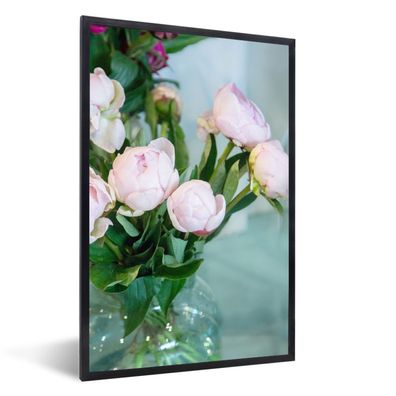 Poster - 80x120 cm - Knospen von rosa Pfingstrosen in einer Vase