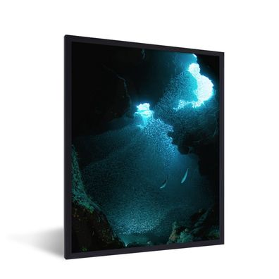 Poster - 30x40 cm - Fische schwimmen in einer Höhle mit stechendem Sonnenlicht
