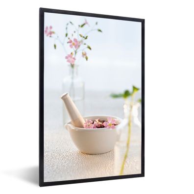 Poster - 60x90 cm - Ein Mörser mit rosa Blütenblättern