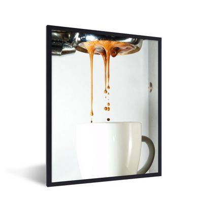 Poster - 30x40 cm - Der Kaffee fließt aus der Kaffeemaschine in die Tasse mit