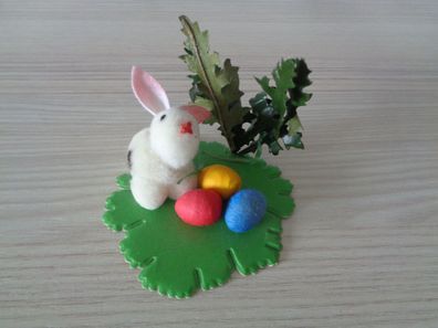 Deko Ostern DDR- süß- Osterhase auf Wiese mit Eier und Strauch-Pappe und Plüsch