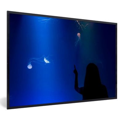 Poster - 120x80 cm - Ein Mädchen betrachtet eine Blaue Qualle