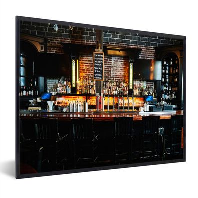 Poster - 80x60 cm - Eine gemütliche Bar mit Beleuchtung auf den Flaschen