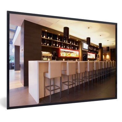 Poster - 120x80 cm - Eine moderne Lounge-Bar mit weißen Barhockern