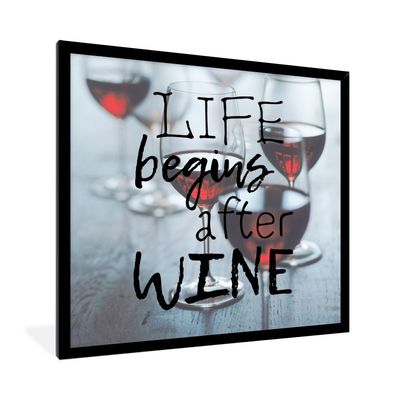 Poster - 40x40 cm - Wein-Zitat "Das Leben beginnt nach dem Wein" mit Weingläsern