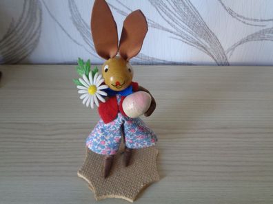 Sebnitzer Pappe- Hasenfrau mit Blume