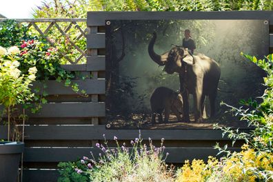 Gartenposter - 120x80 cm - Elefantentrainer mit einem Elefanten und ihrem Baby im Wal