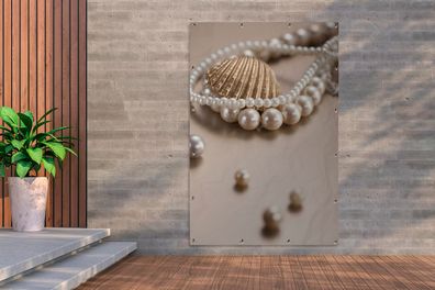 Gartenposter - 120x180 cm - Nahaufnahme einer Perlenkette (Gr. 120x180 cm)