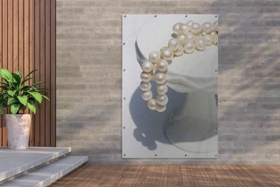 Gartenposter - 120x180 cm - Perlenkette auf weißem Sockel (Gr. 120x180 cm)