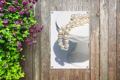 Gartenposter - 40x60 cm - Perlenkette auf weißem Sockel (Gr. 40x60 cm)