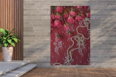 Gartenposter - 120x180 cm - Perlenketten entlang Bouquet mit rosa Rosen