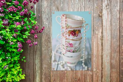 Gartenposter - 60x90 cm - Gestapelte Teetassen mit Perlenketten (Gr. 60x90 cm)