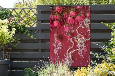 Gartenposter - 80x120 cm - Perlenketten entlang Bouquet mit rosa Rosen