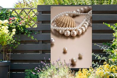 Gartenposter - 80x120 cm - Nahaufnahme einer Perlenkette (Gr. 80x120 cm)