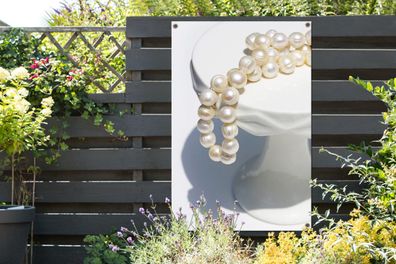 Gartenposter - 80x120 cm - Perlenkette auf weißem Sockel (Gr. 80x120 cm)