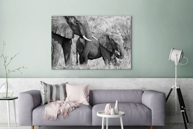 Leinwandbilder - 120x80 cm - Baby-Elefant und ihre Mutter in Kenia in schwarz und wei