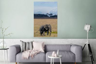 Glasbilder - 80x120 cm - Schlammiges Elefantenbaby in der Serengeti (Gr. 80x120 cm)