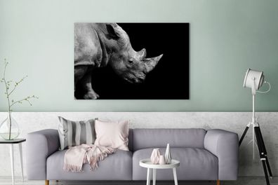 Leinwandbilder - 120x80 cm - Portrait Nashorn auf schwarzem Hintergrund