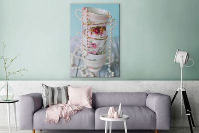 Leinwandbilder - 80x120 cm - Gestapelte Teetassen mit Perlenketten (Gr. 80x120 cm)