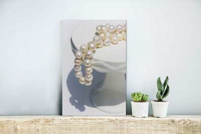 Glasbilder - 20x30 cm - Perlenkette auf weißem Sockel (Gr. 20x30 cm)