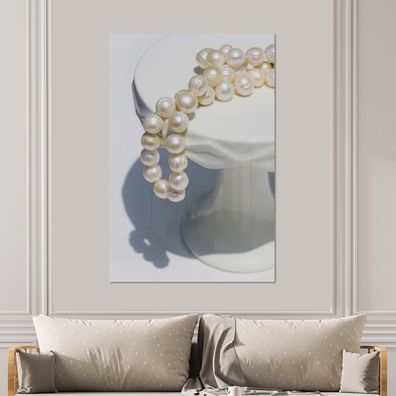 Glasbilder - 100x150 cm - Perlenkette auf weißem Sockel (Gr. 100x150 cm)