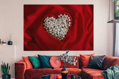 Leinwandbilder - 150x100 cm - Perlen in Herzform auf Seide Hintergrund