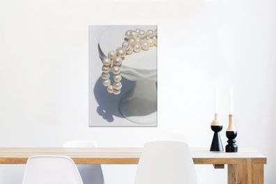 Leinwandbilder - 60x90 cm - Perlenkette auf weißem Sockel (Gr. 60x90 cm)