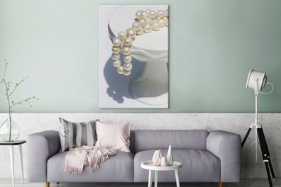 Leinwandbilder - 90x140 cm - Perlenkette auf weißem Sockel (Gr. 90x140 cm)