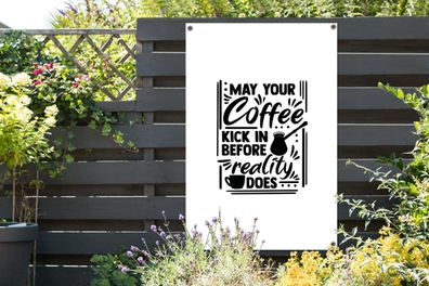 Gartenposter - 80x120 cm - Möge dein Kaffee wirken, bevor es die Realität tut - Zitat