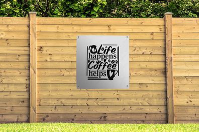 Gartenposter - 100x100 cm - Zitate - Leben passiert Kaffee hilft - Sprichwörter