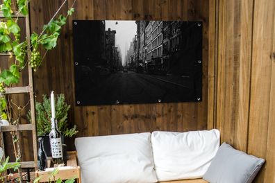 Gartenposter - 120x80 cm - Auto fährt durch eine ruhige Straße in New York in schwarz