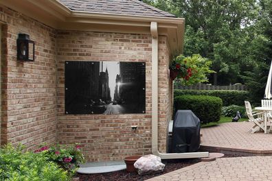 Gartenposter - 120x80 cm - Eine ruhige Straße in New York in schwarz und weiß